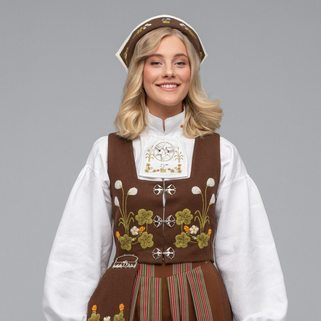 Senja festdrakt brun vest