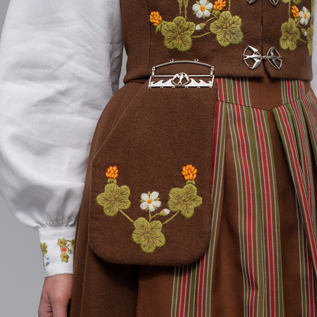 KOMPLETT MATERIALPAKKE BRODERT, TIL SENJA FESTDRAKT FOR KVINNER - Bilde 2