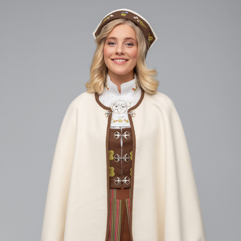 KOMPLETT MATERIALPAKKE BRODERT, TIL SENJA FESTDRAKT FOR KVINNER