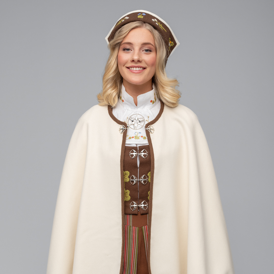 KOMPLETT MATERIALPAKKE BRODERT, TIL SENJA FESTDRAKT FOR KVINNER - Bilde 1