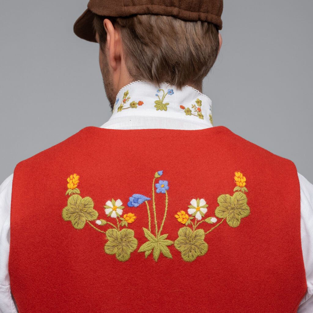 MATERIALPAKKE VEST FERDIG BRODERT, TIL SENJA FESTDRAKT FOR HERRE