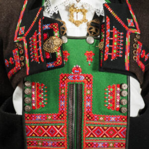 Rundtrøya til Setesdalsbunaden er eitt utapåplagg til mannfolka. Eitt stasplagg som pyntar godt opp. Mange vel idag denne trøya istadenfor ei lusekofte.<br><br>Den kjem i to utgåver