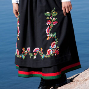 Materialpakke brodert sjal og forkle Vest-Agderbunad - Bilde 2