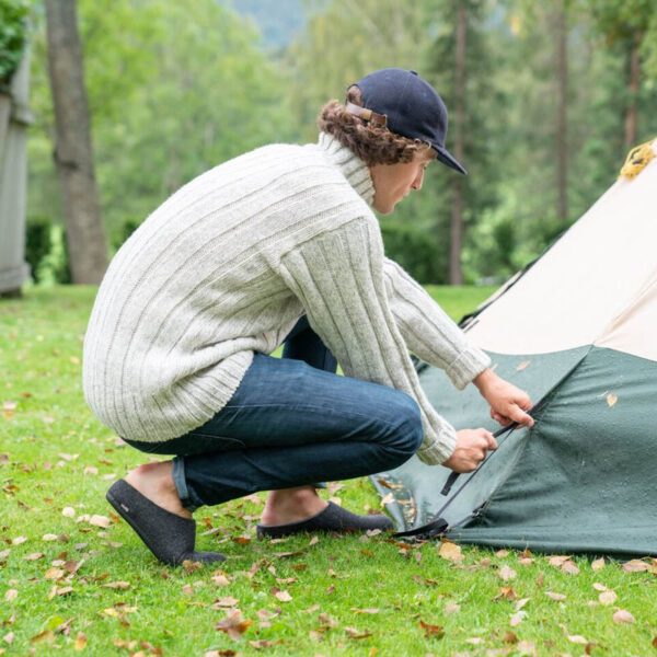Slipper koksgrå herre, med såle som tåler vann