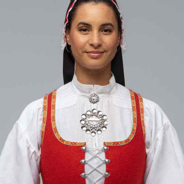 Materialpakke Søby skjorte, Vestfold Husflidslags 56 mod bunad