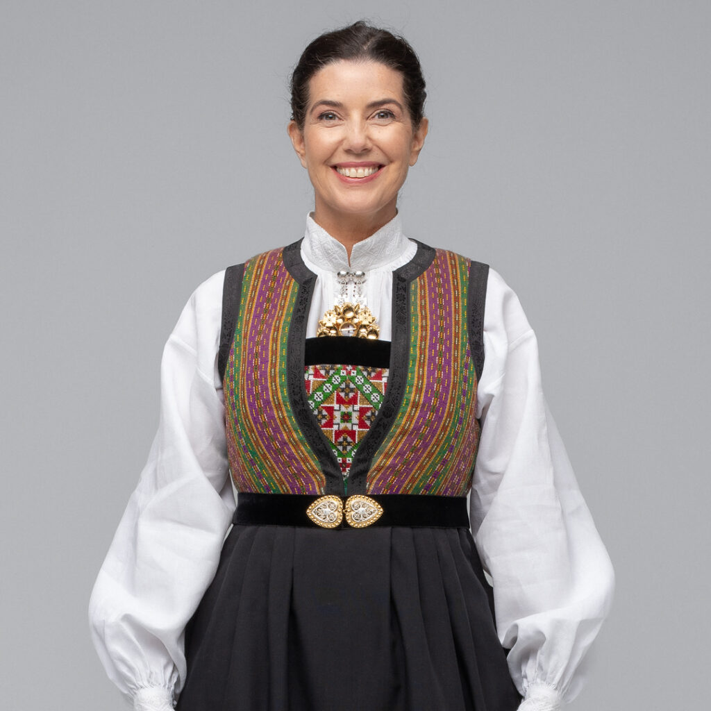 Rekonstruert kvinnebunad fra Sotra, 1850