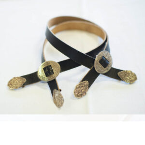 Dette var ei omtykt og vanleg konfirmasjonsgåde I gamle dager. Ein tradisjon me ser er på veg til bake. Før konfirmantalder skulle ikkje jentane bruke leir og sylv