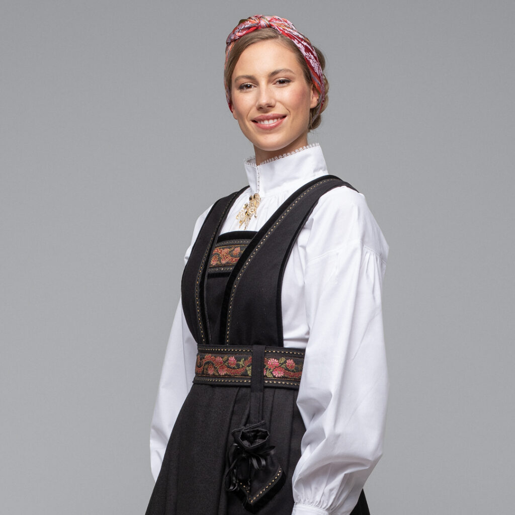 Svart bringedrakt