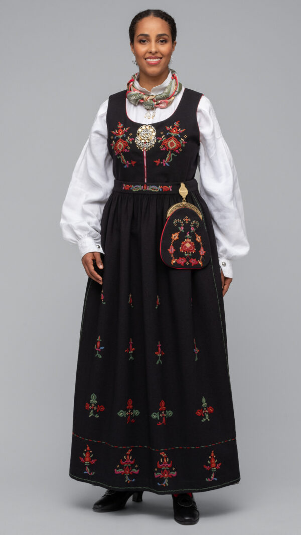 Kvinnebunad fra Stranda