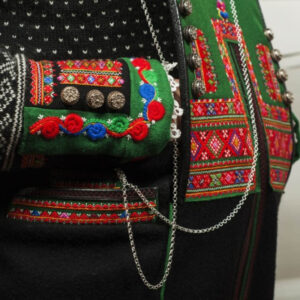 <br>24 eller 26 knappar til bukse og vest.<br><br>1 vestespenne<br><br>1 sett selesyer.<br><br>Halsknapp