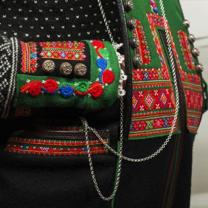 <br>24 eller 26 knappar til bukse og vest.<br><br>1 vestespenne<br><br>1 sett selesyer.<br><br>Halsknapp’ /><img data-image-id=