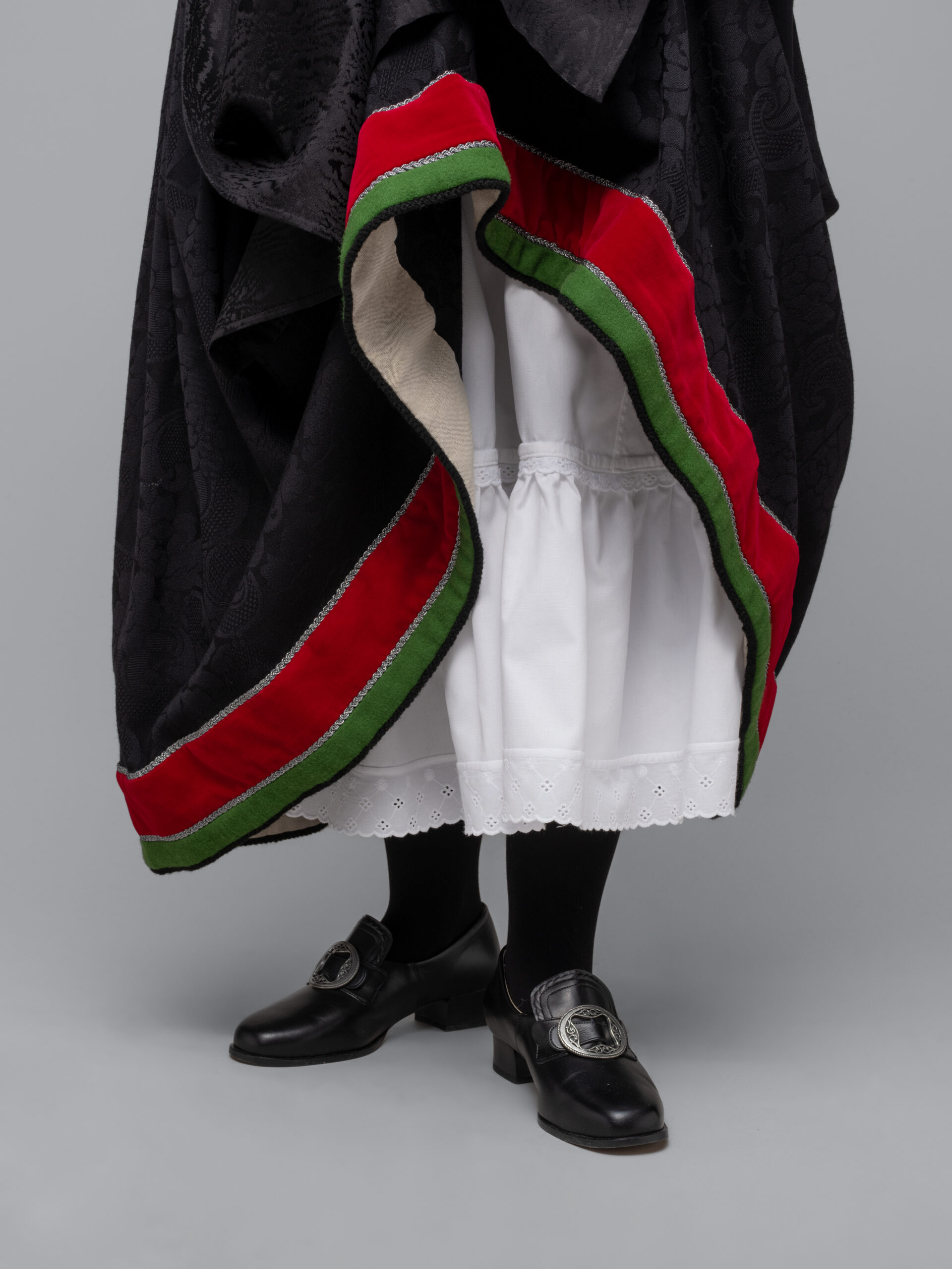 Bunad med rødt fløyelsliv - Bilde 5