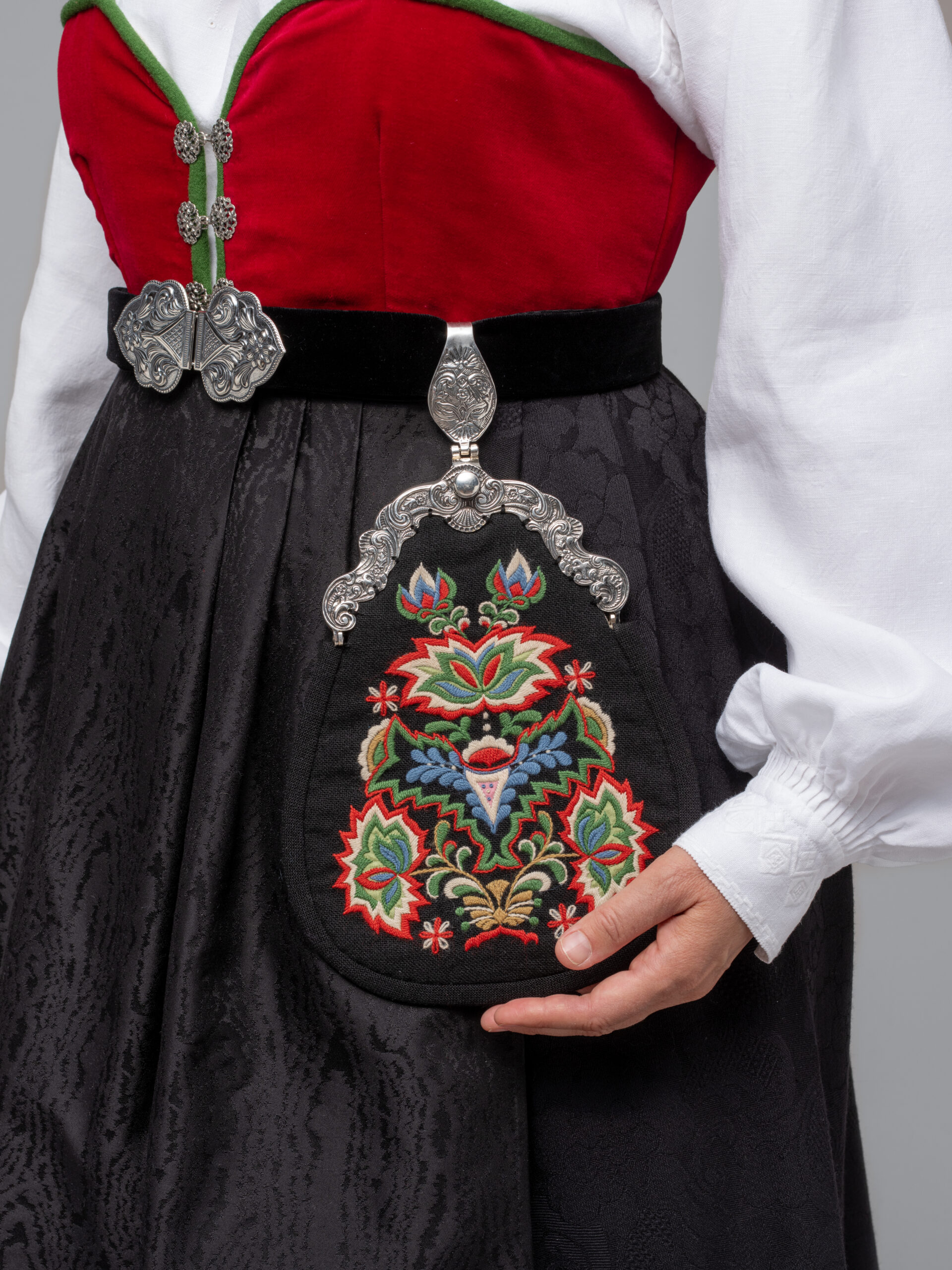 Bunad med rødt fløyelsliv - Bilde 4