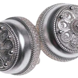 Skjorta lukkes i halsen med denne doble halsknappen.<br>