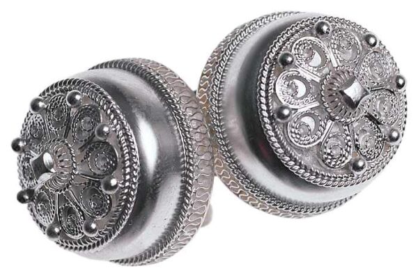 Skjorta lukkes i halsen med denne doble halsknappen.<br>