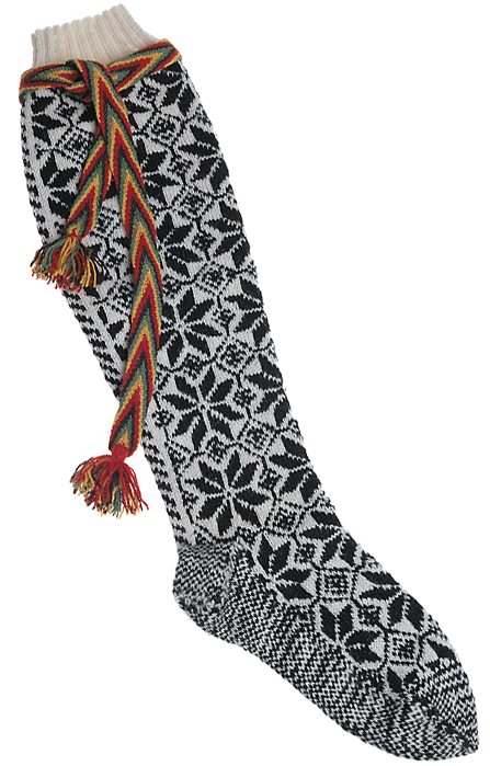 <p>Strømpene er svarte og hvite «tvibandsokker» som holdes oppe av slengde strømpebånd i flere farger.</p>