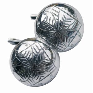 <p>Armknapper til denne bunaden er de samme som til den svarte mannsbunaden fra Sunnmøre.</p>