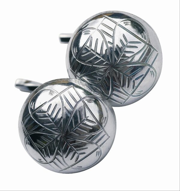 <p>Armknapper til denne bunaden er de samme som til den svarte mannsbunaden fra Sunnmøre.</p>