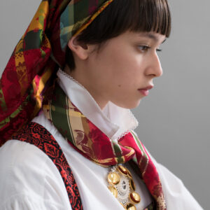 <p><br>Bringeklutbunaden kan få veldig ulike uttrykk basert på hvilke silketørkler du velger både som bringeklut