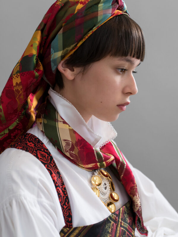 <p><br>Bringeklutbunaden kan få veldig ulike uttrykk basert på hvilke silketørkler du velger både som bringeklut