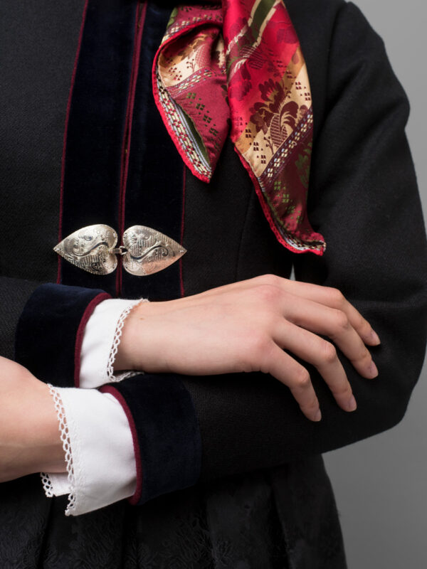 <p>Til denne bunaden brukes det en stor sølje på skjorta.I tillegg brukes hals og mansjettknapper.<br></p><p><br>På trøya er det også flotte sølvspenner.</p><p> </p>