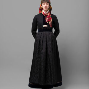 <p><br>Denne trøya er en enkel sort trøye med  fløyelkantinger. Trøya har innsnitt og en gravert sølvspenne. Til trøya følger det også med et belte i fløyel.</p><p> </p>