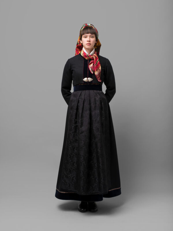 <p><br>Denne trøya er en enkel sort trøye med fløyelkantinger. Trøya har innsnitt og en gravert sølvspenne. Til trøya følger det også med et belte i fløyel.</p><p> </p>