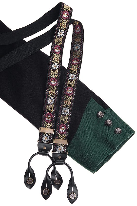 <p>Trøya er i svart ullstoff med grønn oppstående krave og nedbrettede slag. Mansjettene er grønne og har tre sølvknapper. Trøya skal ikke knappes igjen.</p>