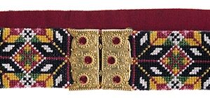 <p>De eldste beltene var grindvevde langbelter. Etterhvert kom perler og broderi av ulike slag inn i bildet.</p>