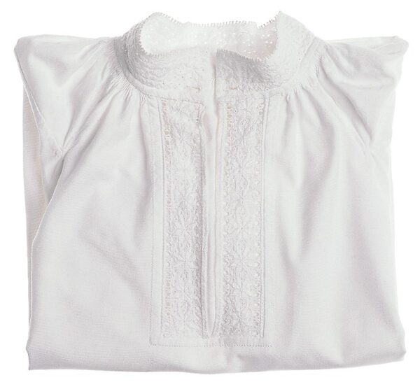 <p>Her ser du skjorte til kvinnebunaden. Den er laget i bomull med broderier i hvitsøm eller uttrekksøm.</p>
