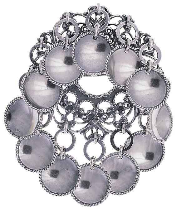 <p>Sølje med ringer og skåler.</p>