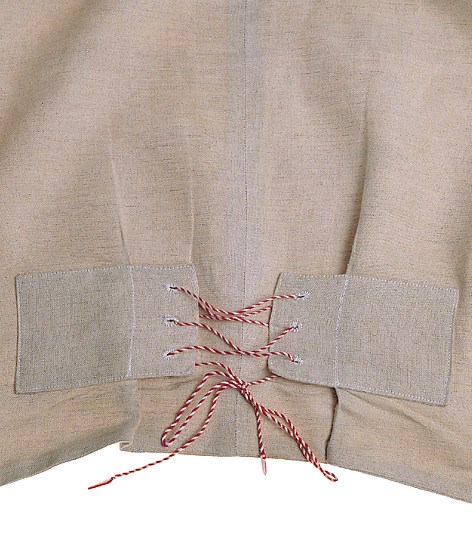 <p>Vesten er i stripemønstret ullstoff på svart bunn. Ryggen er av lin og har spensel.</p>