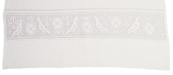 Hvitt linforkle med bred fuglebord og dobbel uttrekksøm