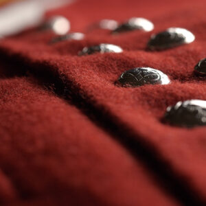 <p>Guttebunaden blir levert med tinnknapper