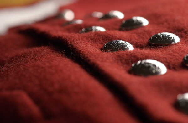 <p>Guttebunaden blir levert med tinnknapper