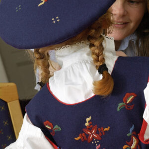 <p>Kollelua er hovedplagget til jentebunaden. Den er i ullflanell med broderi. </p>