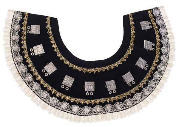 Kravesølvet er sydd i svart fløyel g har håndkniplede gull- og sølvblonder. I ytterkanten er det påsydd en ubleket bomullsblonde. Det er festet 10 støler med «øskjer» på kraven.