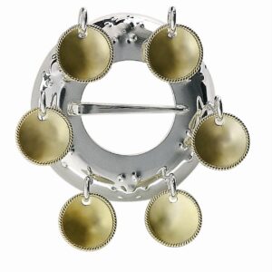 <p>Lita knoppsølje er håndlaget etter en gammel modell fra Sunnmøre og brukes til jentebunad