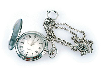 For å følge med tiden har herrene alltid sitt elegante lommeur lett tilgjengelig. Den synlige lenken er i ekte sølv.