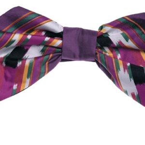 <p>Halsklut i silke finnes i forskjellige farger og mønstre.</p>