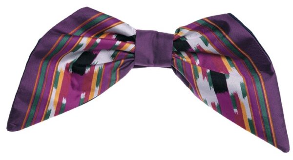 <p>Halsklut i silke finnes i forskjellige farger og mønstre.</p>