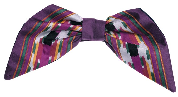 <p>Halsklut i silke finnes i forskjellige farger og mønstre.</p>‘ /><img data-image-id=