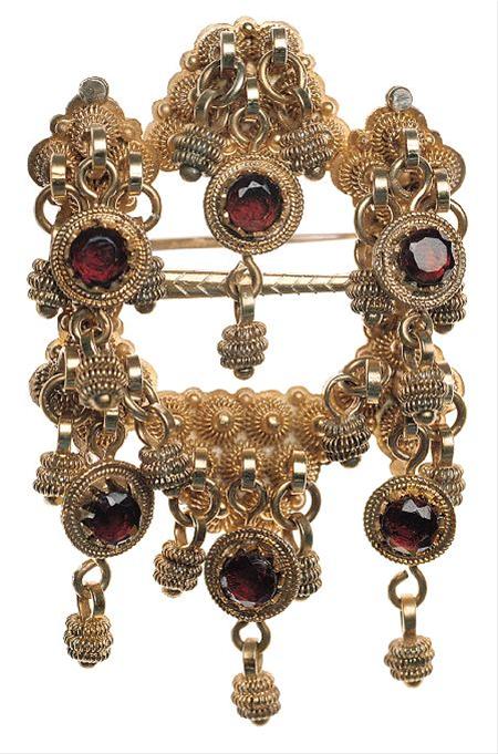 <p>Halsring eller byggkornring med røde stener. Sølvet er laget av Berit Kowalski