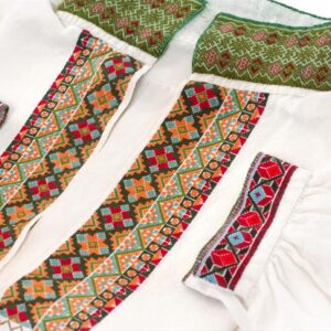 <p>Skjorta fås i mange ulike mønstre brodert på lin.</p>