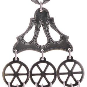 <p>Romsdalsknappen holder sammen halslinninga på skjorta.</p>