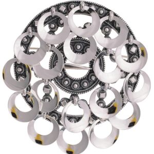 <p>Romsdalssølja brukes på livet til denne bunaden. </p>