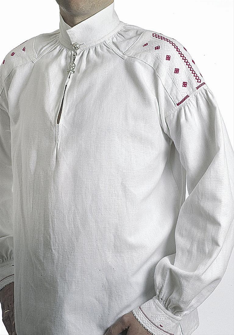 <p>Stranda mannsskjorte er rekonstruert sammen med den brune mannsbunaden’ /><img data-image-id=