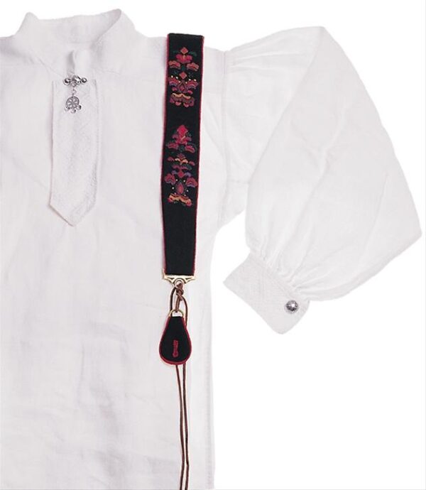 <p>Til bunaden kan en bruke Hjørundfjordseler.</p>