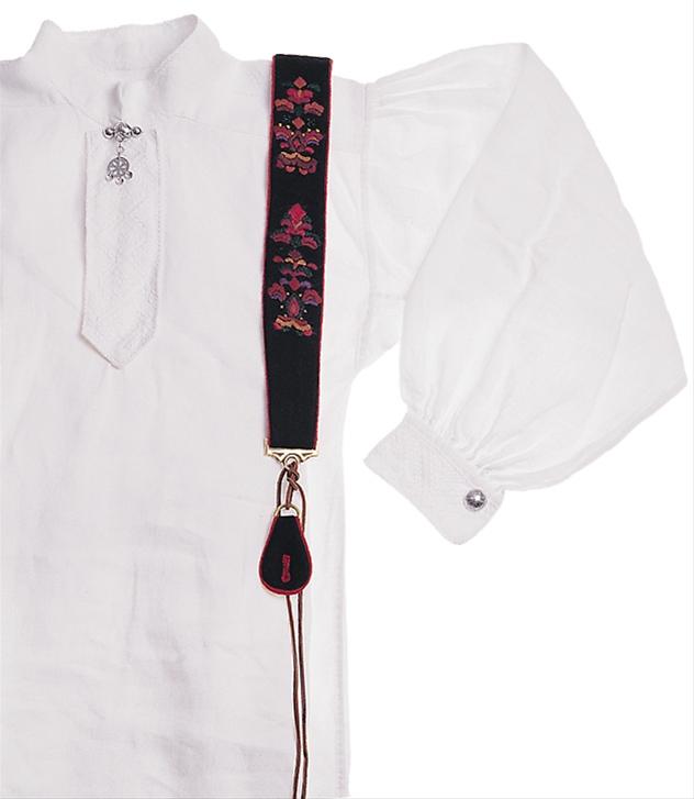 <p>Til bunaden kan en bruke Hjørundfjordseler.</p>‘ /><img data-image-id=