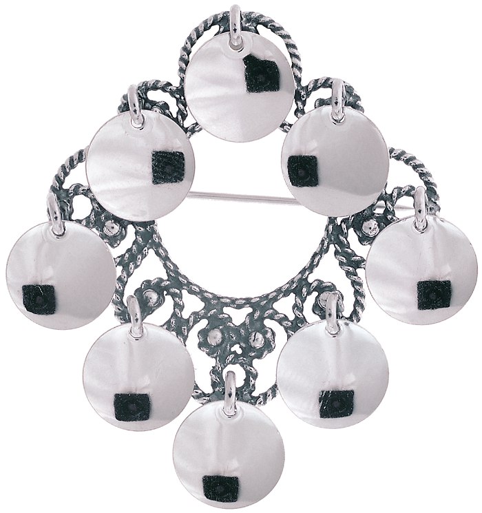 <p>Sølvet består av ei stor og ei lita sølje i oksidert eller forgylt sølv. Spennene til vesten finnes i presset eller gravert utgave. I tillegg skal det være støpte mansjettknapper.</p>‘ /><img data-image-id=